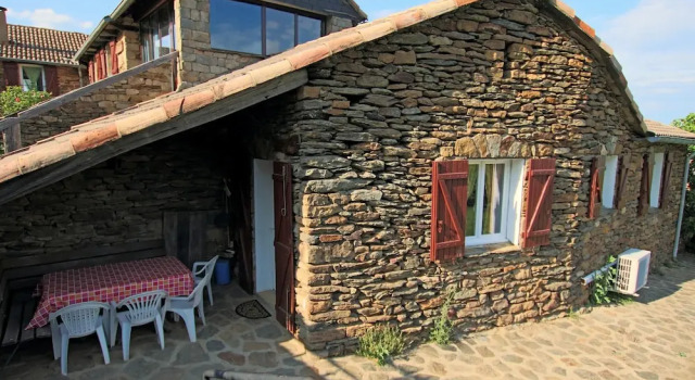 House With 2 Bedrooms in Gravières, With Wonderful Mountain View, Pool, Prenota Casa vacanze Hotel a Alvernia con parcheggio, Parcheggio