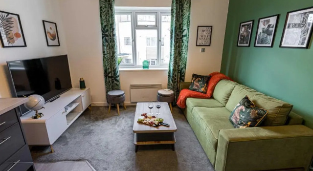 Lovely 2-Bedroom Flat with Parking , Free WiFi, Забронировать Отель Борнмут Дорсет, рядом с Железнодорожный вокзал Борнмута