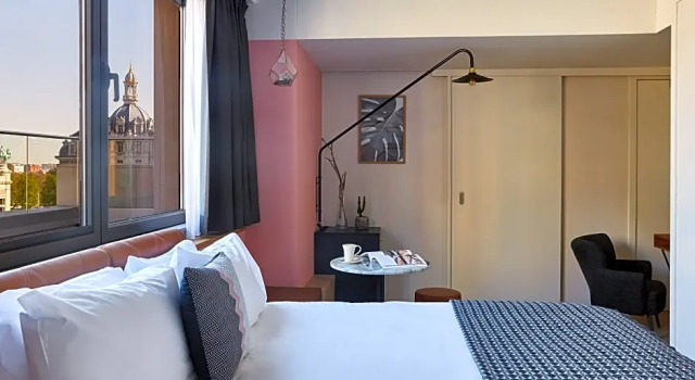 Двухместный номер Premium с балконом и с видом на город Отель Indigo Antwerp - City Centre, an IHG Hotel