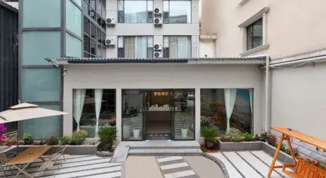 Aishan Hotel, Забронировать Отель Отели Лицзян с парковкой, рядом с Улица Сквер-стрит Древнего города Даянь, Парковка