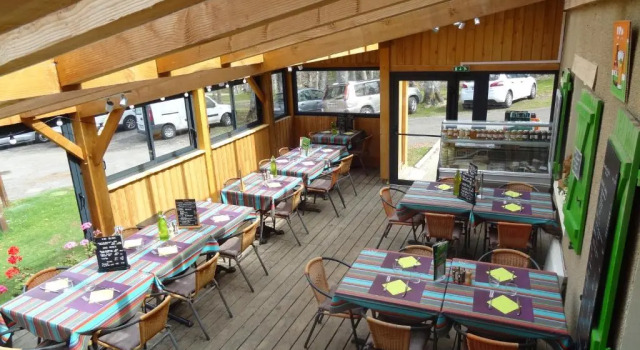 Кровать в общем номере Auberge La Soulan
