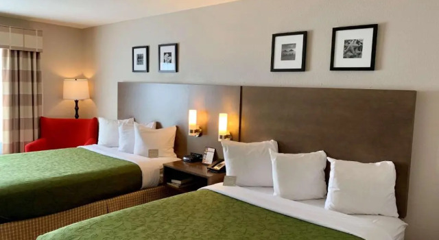 Четырёхместный номер Standard Country Inn & Suites by Radisson Kenosha - Pleasant Prairie