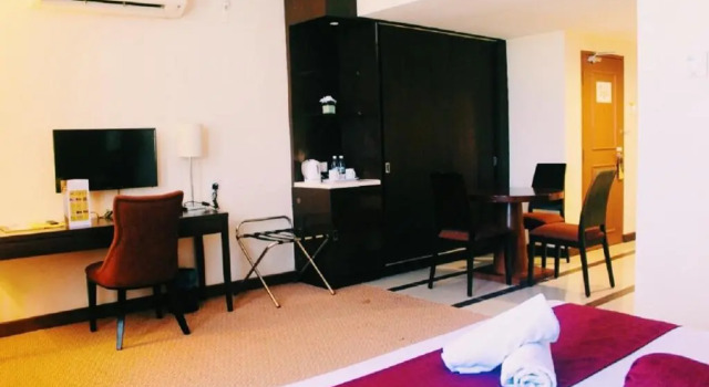 Полулюкс The Grand Puteri Hotel