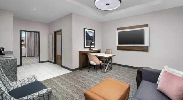 Четырёхместный люкс с 2 комнатами Embassy Suites By Hilton Knoxville Downtown