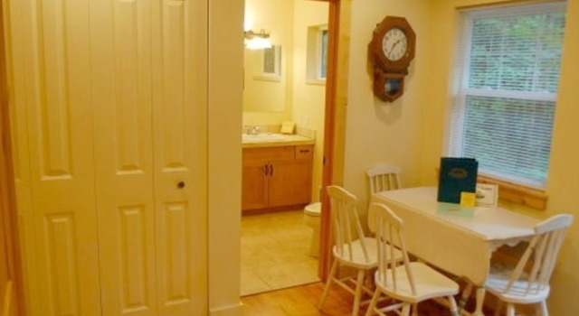 Holiday Home 12GS Cabin w/ Sweet Covered Porch!, Prenota Casa vacanze Warnick Stati Uniti