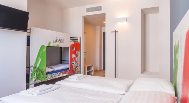 Трёхместный номер Отель a&o Hostel Venezia Mestre