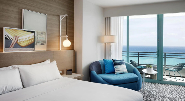 Номер с балконом Signia by Hilton Diplomat Beach Resort