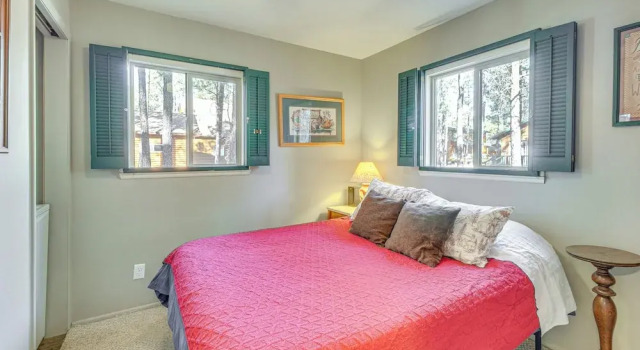 Secluded Cabin w/ Furnished Deck in Scenic Pinetop