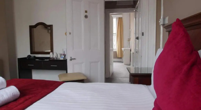 Полулюкс The Broadway Hotel