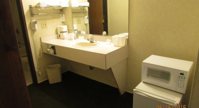Шестиместный семейный номер Standard с балконом Great Lakes Inn Mackinaw City