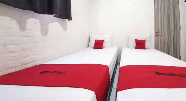 RedDoorz at Luxury Homestay Near Aloha Waru Surabaya