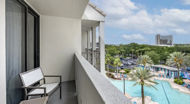 Четырёхместный номер Standard с балконом и с видом на бассейн Holiday Inn Orlando - Disney Springs® Area by IHG