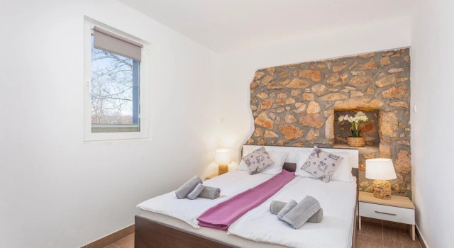 Beautiful Home in Sveti Vid Dobrinjski With Wifi, 2 Bedrooms and Outdoor Swimming Pool, Varaa Hotelli Hotellit Kvarner Islands uima-altaalla, Uima-allas