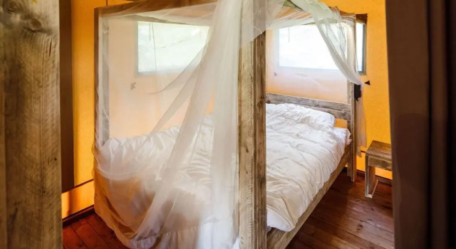 Тент Atmospheric Glamping Tent With Bathroom in Nature