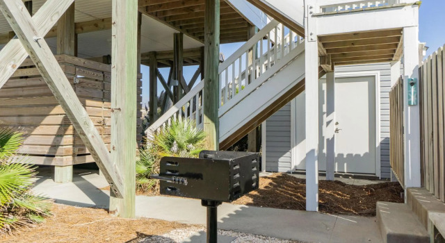 Kiki Hut by Oak Island Accommodations