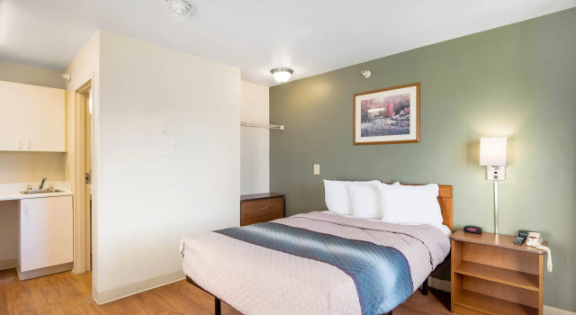 Doppel Studio HomeTowne Studios by Red Roof Colorado Springs - Airport
