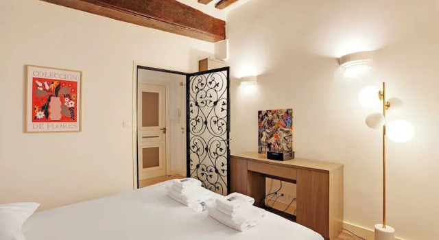 Charming Apartment - 2br/6p - Monnaie, Забронировать Апартаменты/квартира Париж Иль-де-Франс, рядом с Лувр — Риволи