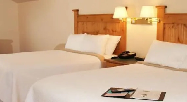 Четырёхместный номер Standard Elkhorn Mountain Inn