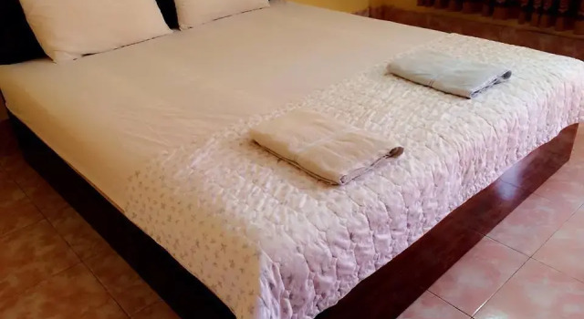 Keosavanh Guesthouse, Rezervovat Hotel Hotely v Pakse s parkováním, Parkování