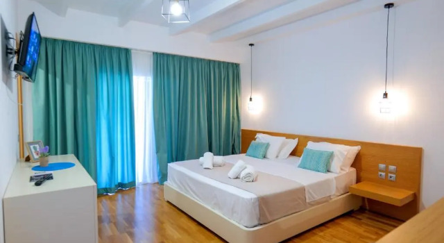 Royal 1967, Đặt Khách sạn Himare Vlorë County