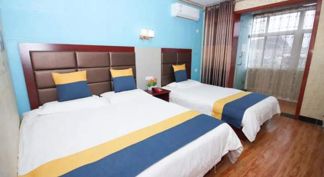 Семейный номер Standard с балконом Furui Hotel Xianyang Airport