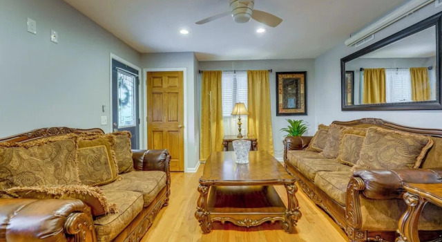 < 1 Mi to Oakland University: Cozy Retreat w/ Yard, Забронировать Дом для отпуска Коттеджи Оберн-Хиллс, Коттедж