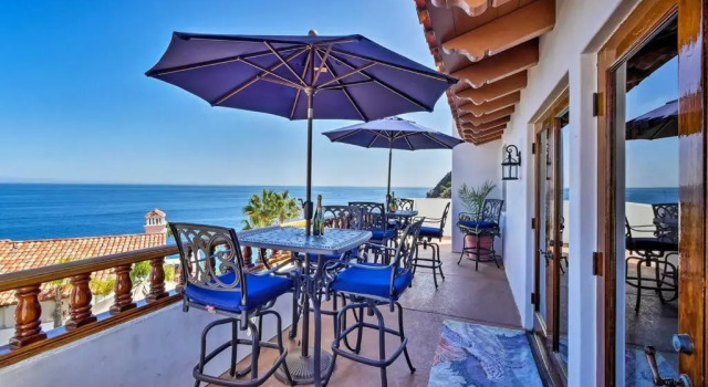 Апартаменты Gorgeous Oceanfront villa with panoramic views