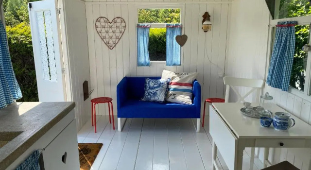 Little blue house (on the campsite), Забронировать Кемпинг Остворне Южная Голландия