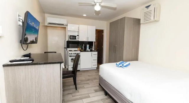 Двухместная студия с видом на бассейн Caribbean Resort Suites