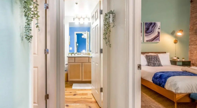 Апартаменты 100 Year-Old Historic Brick 2BR Loft & Large Patio & Hammocks & High Ceiling