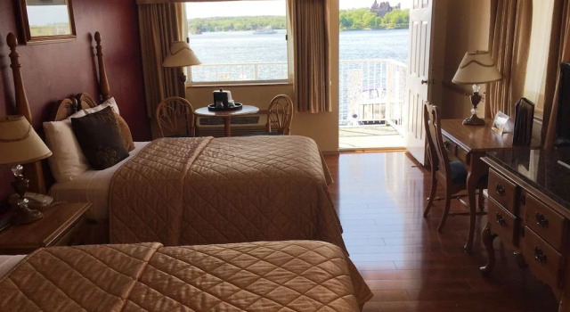 Четырёхместный номер Standard с балконом и с красивым видом из окна Riveredge Resort Hotel