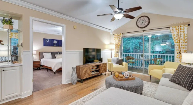 Highend Pawleys Island Condo w/ Porch & Pools!, Забронировать Отель Полис-Айленд Lowcountry, рядом с True Blue Golf Club