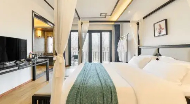 Люкс с балконом и с видом на сад Fuchun Mountain Residence Su (Yixing Zhanggongdong Branch)