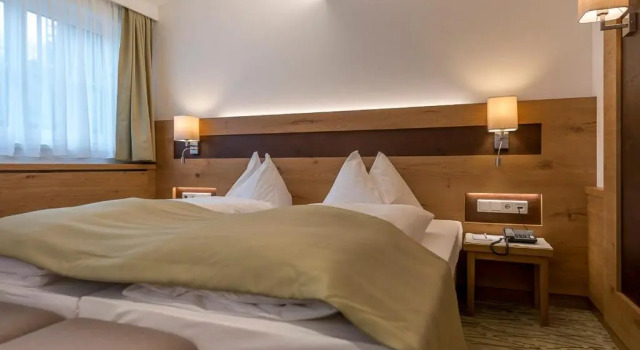 Номер Standard Romantik Hotel Die Gersberg Alm mit Panoramablick auf Salzburg und Outdoor Pool ab Mai