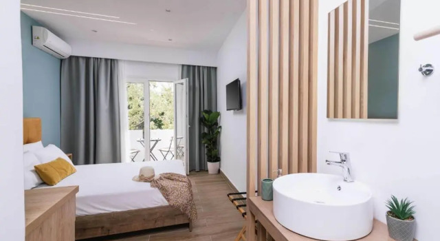 Полулюкс Deluxe Ermis Luxury Suites & Apartments