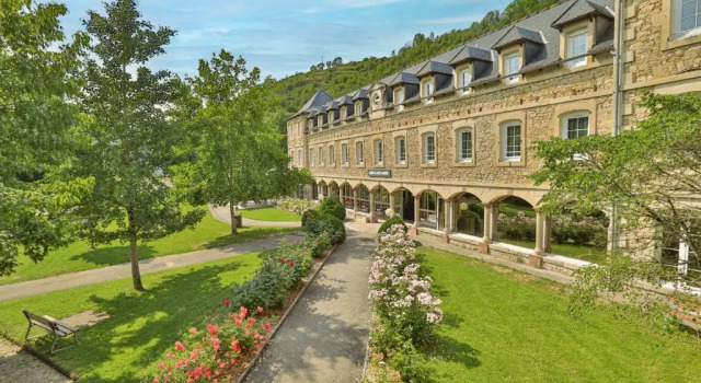 LHÔTEL DES BAINS - Salles-la-Source, Réserver Hôtel Salles-la-Source Aveyron
