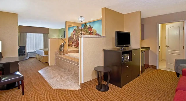 Двухместный люкс с видом на внутренний двор Holiday Inn Express Hotel & Suites Sharon-Hermitage