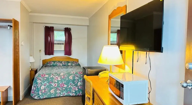 Четырёхместный номер Comfort с балконом Stiles Motel