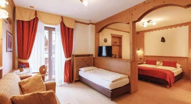 Четырёхместный номер Standard с балконом Albergo Centrale