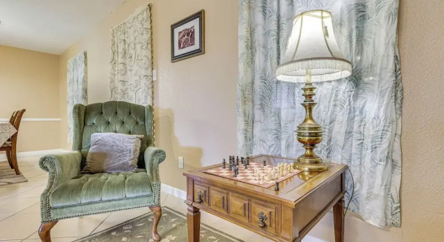 Quiet Houston Home w/ Porch - Near Park & Trails!, Book Feriehus Houston Houston