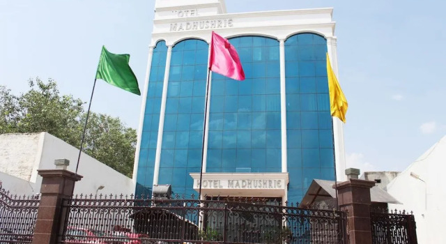 Hotel Madhushrie Agra, Забронировать Отель Отели Агры с бассейном, Бассейн