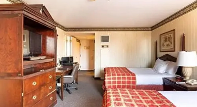 Четырёхместный номер Deluxe The Mclure Hotel & Conference Center