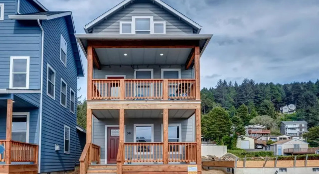 NEW Tri-Level Home with Ocean View and 3 En-Suite Bedrooms!, Prenota Hotel Hotel a Oregon con parcheggio, Parcheggio