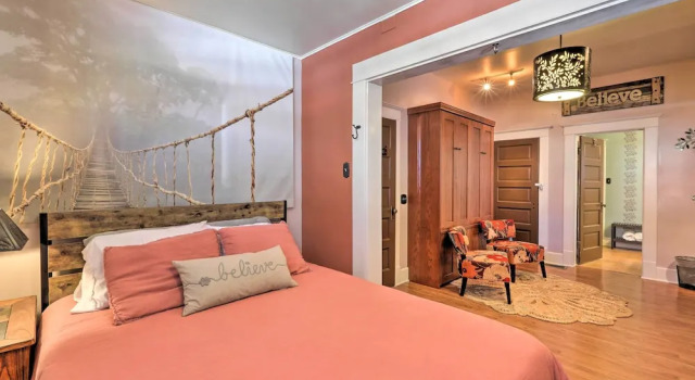 'the Purple House' Apt in Downtown Flagstaff!, Забронировать Апартаменты/квартира Отели Флагстафф с парковкой, рядом с Greater Flagstaff Chamber of Commerce, Парковка