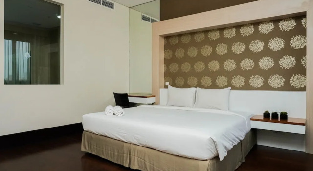 Exclusive and Spacious 3BR Apartment at Pearl Garden, Book Apartment Hotels in Jakarta with a Pool, near Mulia Tower, Swimming Pool