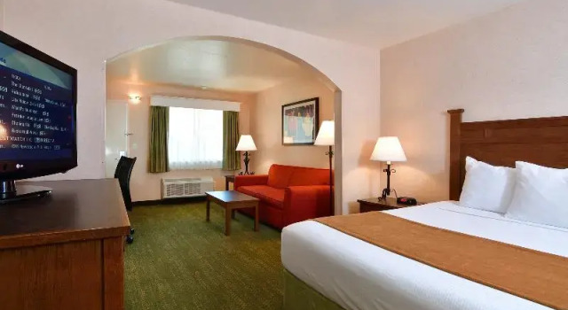 Полулюкс Deluxe Lamplighter Inn & Suites at SDSU