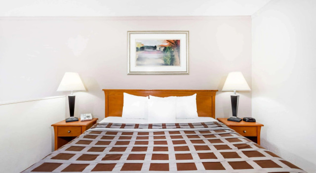 Days Inn by Wyndham Manning, Book Hotel Hoteller i Manning med parkering, Parkering