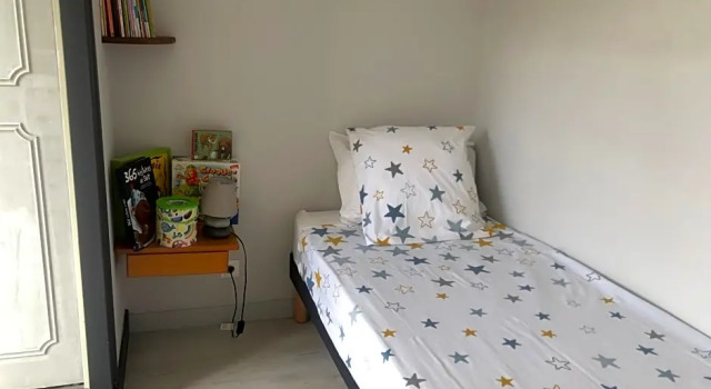 Au Nom Des Reines, Book Hotel  