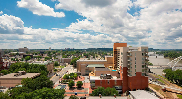Четырёхместный номер Standard с видом на город Little Rock Marriott