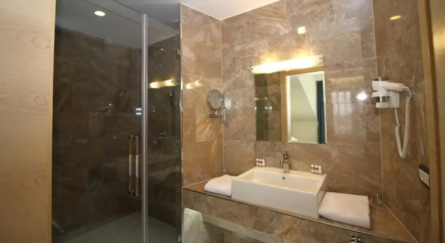 Полулюкс Hotel International Prishtina & Spa